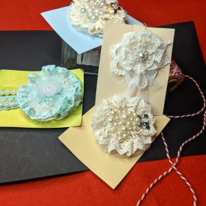 Broșă mărțișor handmade din dantelă cu mărgele, floare delicată, cadou de primăvară pentru ea